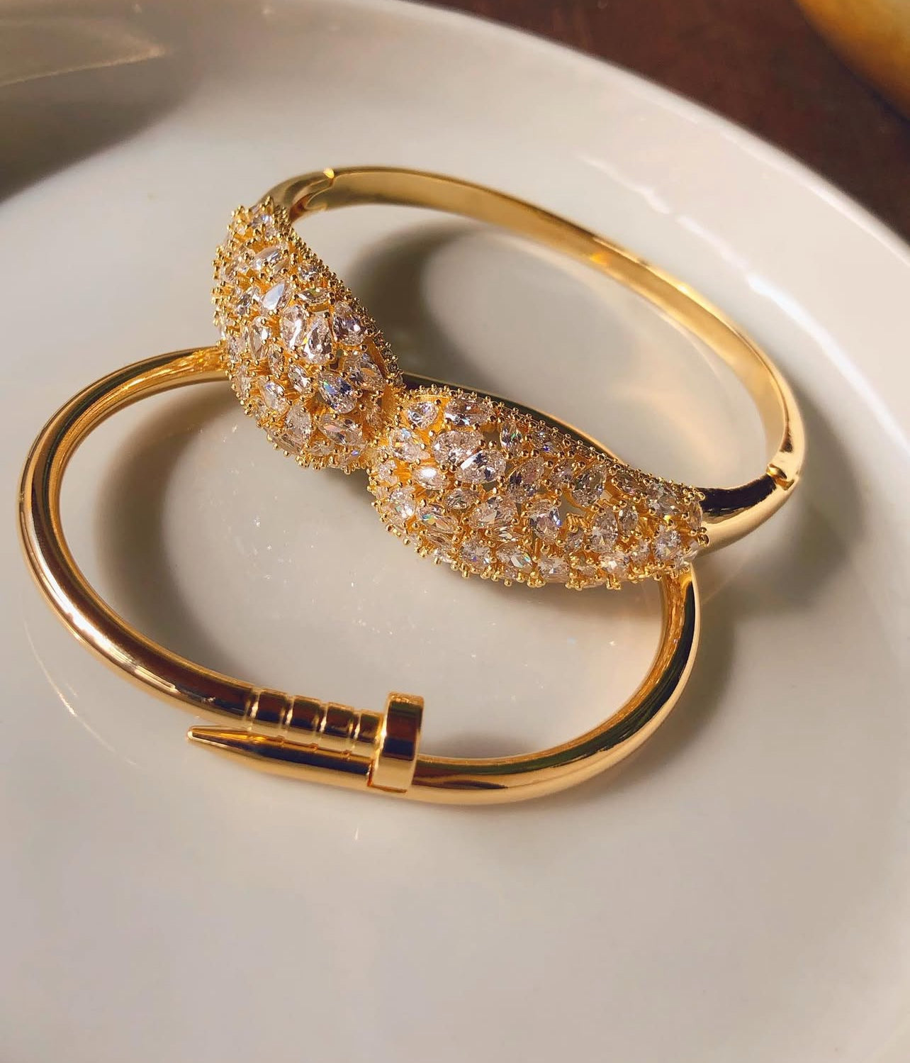 Gold bracelet with zirconias